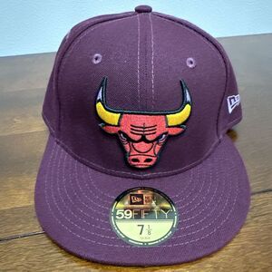NEW ERA 59FIFTY 5950 FITTED HAT CHICAGO BULLS CAP‎ SIZE 7-1/8 BURGUNDY